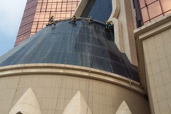 cleaning-dome-windows-tetra-gulf-cleaning-palace-roof-top6a5a5717-a058-1832-467a-6c3ae972bb85365F4829-2396-7898-95C2-75A963C83C03.jpeg