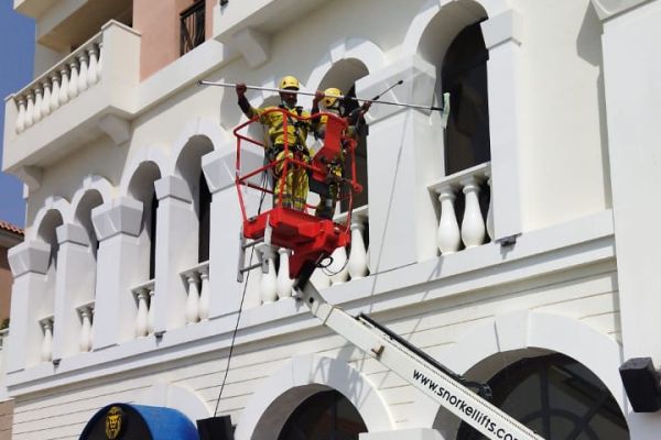 cleaning-window-tetragulfgroup-crane-equipment-spray-rope-access-dubaiD27250A7-DF3E-6049-3FEF-D83450291702.jpeg