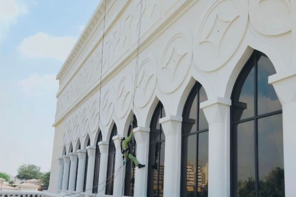 jumeirah-building-glass-cleaning-rope-access-top-buckets-red-blue-yellow-overalls-abu-dhabi-palace-dubaia246715d-e6ad-ab7e-cad9-53ab3fd50cab6AA12DAF-7C69-F472-47F9-81C2275717F8.jpeg