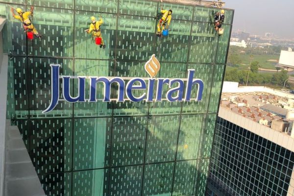 jumeirah-building-glass-cleaning-rope-access-top-buckets-red-blue-yellow-overalls-abu-dhabie4909cfb-39e4-d636-809b-60f649b8a2e635A6AF4B-84C6-22B3-546C-B451B0235341.jpeg