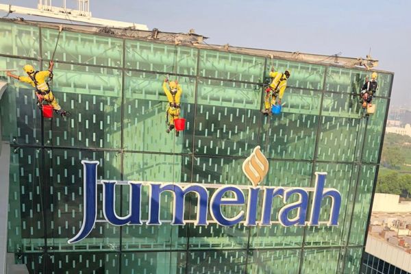 jumeirah-building-glass-cleaning-rope-access-top-buckets-red-blue-yellow-overallsfe45cfef-e761-525e-886d-6d77effb856a6D08A4E6-1DDC-815E-CE67-A5568BCFE608.jpeg