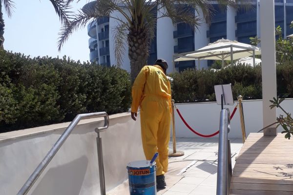 jumeirah-lake-towers-painter-tetragulfgroup-rope-access-cleaning-hotel-pool-dubaiC897DC41-C18A-1216-D920-45AFF6602761.jpeg