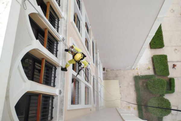 rope-access-building-cleaning-tetra-gulf-cleaning-group398c1ea3-915d-364d-9bce-a66b51855a94AE28C081-33DC-C909-5436-C930B5B74231.jpeg