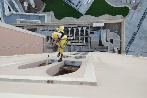 rope-access-cleaning-washing-top-view-window-tetragulfgroup9bbf11b5-4899-8850-0917-dca4327fd4f34CD9ACF5-D2F3-7459-E421-92CA4704F1A3.jpeg