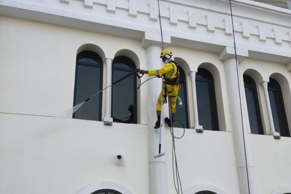 rope-access-gulf-group-cleaning-tetrae290ac1d-dd3d-dcec-786c-54a747adb96d94A26508-DC0D-2119-32FD-146DC17C0E71.jpeg