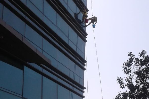 rope-access-window-cleaning-bukects-drones-abu-dhabi-dubai-uae-building-camerafe98749c-9ac7-6a6d-c6f3-5a30a5a46be303BC3CE6-5FD4-5B59-718A-68FEA5598E85.jpeg