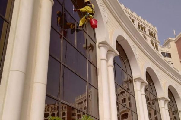 tetragulfgroup-building-and-window-cleaner-rope-access-shine-dust-hotel8c0c1860-1dab-e6d7-3fdb-b22cdf4b594c3884A206-7372-314C-94CF-23015558B02F.jpeg