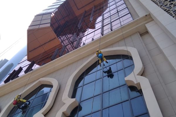 tetragulfgroup-cleaning-rope-access-glass-building41E19810-2DD9-F9AD-394E-9DD4FBE77376.jpg