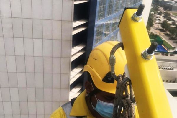 tetragulfgroup-rope-acces-cleaning-adnoc-building-yellow-machine4A5C5EF7-FACC-2BEC-3DCA-8A725DD98F16.jpg