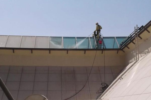 tetragulfgroup-water-window-cleaning-washing-spray-dubai-abu-dhabi1f3b6a06-e65f-4ded-3294-723328d39d1460D6D906-B8FF-433E-FF7B-80AB79343CEF.jpg