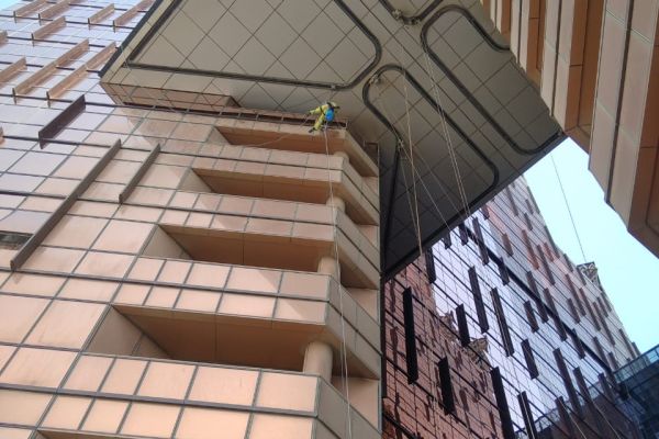 window-cleaning-sky-scrapper-rope-tetra-abu-dhabi-dubai-hotel-buildings-wallsa8d479e8-4f1c-2df8-c7bf-3bc3f316dfbcF2FC60F7-E9EA-5F4E-FA9D-3277D701B673.jpeg
